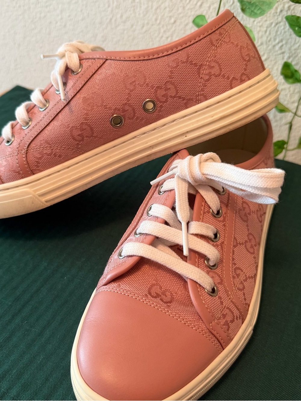 Gucci GG Canvas Pink Low Top Tennis Sneakers 426187 Leather Trim Size 6.5 Italy